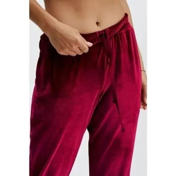 NWT Fabletics Luxe Velour Jogger in Cherry Burst Red - Picture 2 of 11